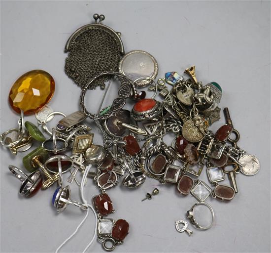 Mixed mainly silver jewellery, including rings, a brooch and cufflinks.